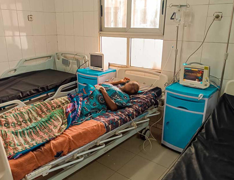 Patientin mit Überwachungsmonitor EKG – Blutsättigung – Blutdruck