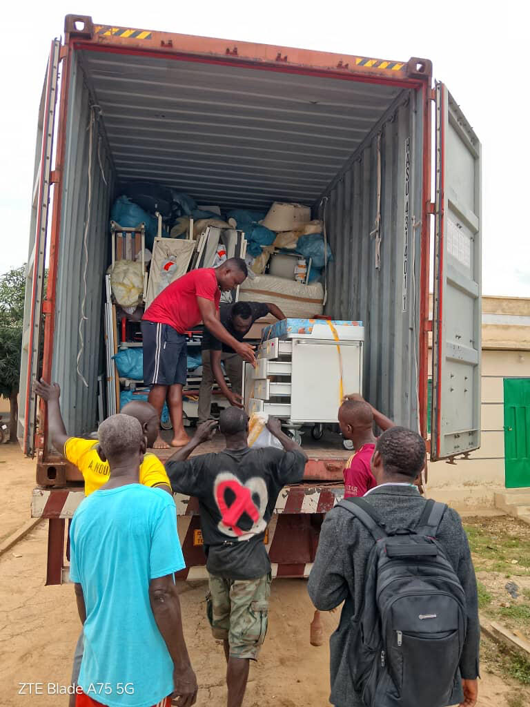 Viele Menschen entpacken den Seecontainer in Togo