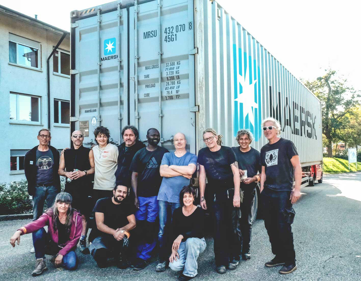 verschlossener Container mit einer Gruppe von Helfenden